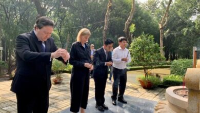 Đại sứ Mỹ cam kết tìm cách trùng tu Nghĩa trang Biên Hòa
