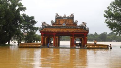 Kinh thành Huế chìm trong biển nước, người dân chạy ghe đưa khách giữa phố kiếm tiền