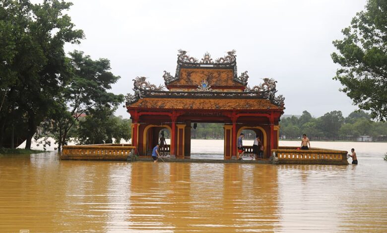 Kinh thành Huế chìm trong biển nước, người dân chạy ghe đưa khách giữa phố kiếm tiền Kinh thành Huế chìm trong biển nước, người dân chạy ghe đưa khách giữa phố kiếm tiền