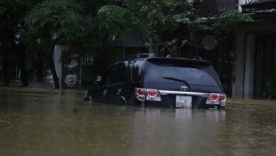 Huế: ‘Người giàu cũng khóc’ khi hàng trăm xe hơi bị ngập trong lũ…