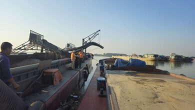 ‘Chiến công’ của Cảnh sát đường thủy: Bắt được hai tàu ‘cát tặc’ trên sông Hồng