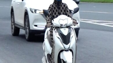 Suýt mất cánh tay vì áo chống nắng quấn vào bánh xe