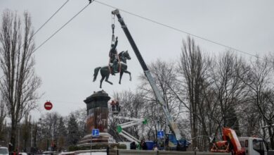 Ukraine đẩy mạnh chiến dịch dỡ bỏ tượng đài thời Soviet