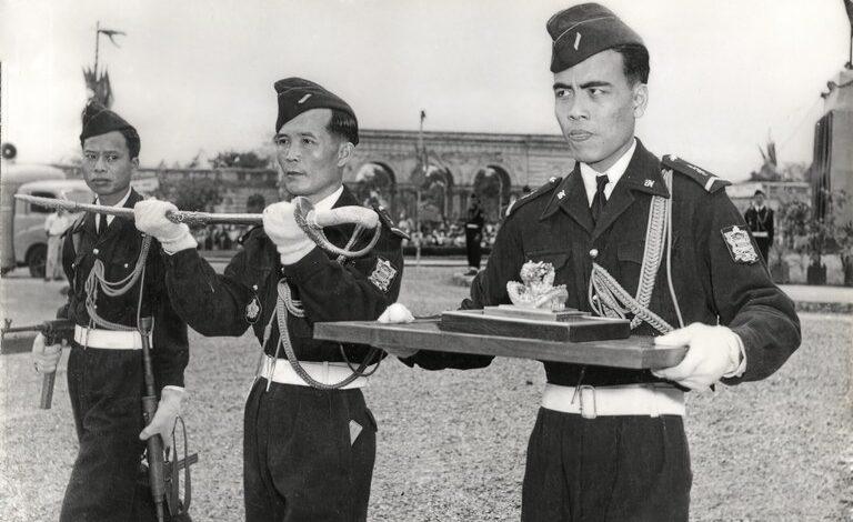 Ấn Hoàng Đế Chi Bảo hồi hương: tại sao không kiện đòi lại mà phải mua? Ấn Hoàng Đế Chi Bảo hồi hương: tại sao không kiện đòi lại mà phải mua?