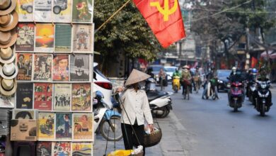 Trời ơi sao chẳng ai chịu vào Đảng hết vậy!