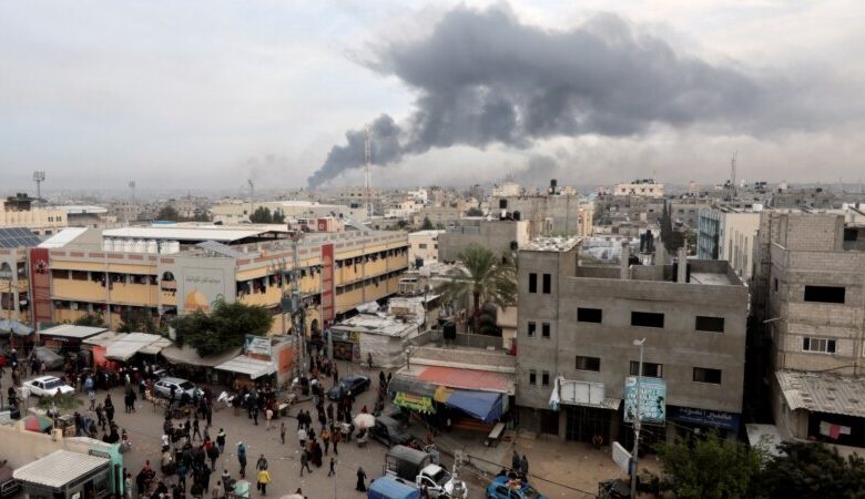 Xe tăng Israel tiến vào trung tâm Khan Younis ở miền nam Gaza Xe tăng Israel tiến vào trung tâm Khan Younis ở miền nam Gaza