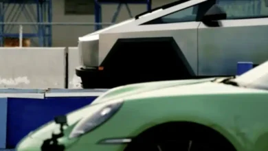 Cybertruck schlägt Porsche 911 in epischem Drag-Rennen im Schlepptau des Porsche 911