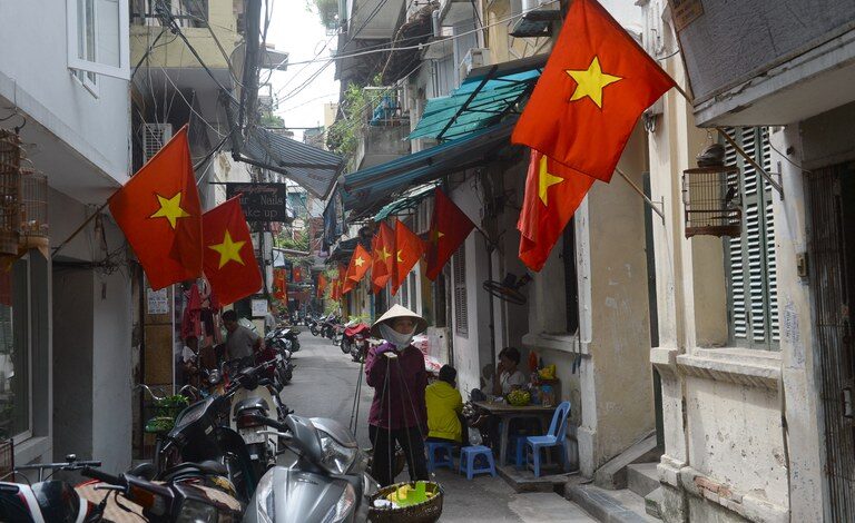 Khen đường cờ đẹp sao không thấy quan chức nào đến chụp hình Tết? Khen đường cờ đẹp sao không thấy quan chức nào đến chụp hình Tết?