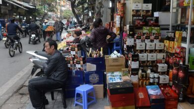 Tết bao cấp: Dĩa lạp xưởng xuyên thấu