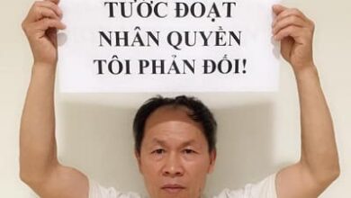 Một người tù già bị cùm chân