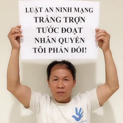Một người tù già bị cùm chân Một người tù già bị cùm chân