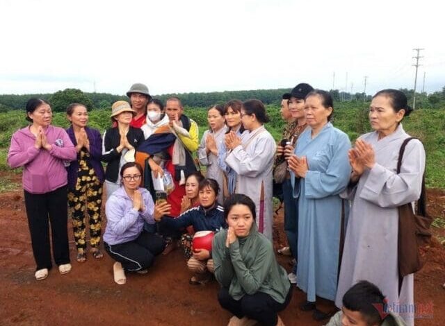 Công an lập chốt chặn, mật vụ theo sư Thích Minh Tuệ ‘ẩn tu’ Công an lập chốt chặn, mật vụ theo sư Thích Minh Tuệ ‘ẩn tu’