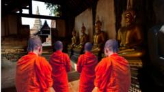 Vì sao chính quyền Việt Nam bỏ tù chín nhà sư và phật tử Khmer? Vì sao chính quyền Việt Nam bỏ tù chín nhà sư và phật tử Khmer?