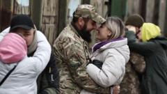 Những người vợ Ukraine đi 50 tiếng chỉ để ‘hẹn hò’ với chồng 50 phút ở tiền tuyến Những người vợ Ukraine đi 50 tiếng chỉ để ‘hẹn hò’ với chồng 50 phút ở tiền tuyến
