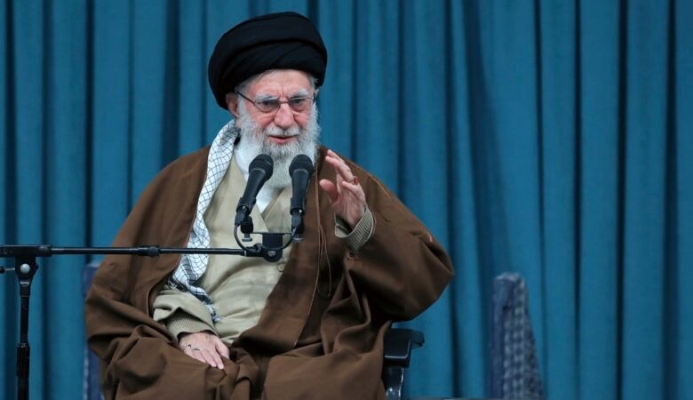 Lãnh tụ tối cao Iran nói cần phát triển quân đội hơn nữa sau đe dọa của ông Trump Lãnh tụ tối cao Iran nói cần phát triển quân đội hơn nữa sau đe dọa của ông Trump