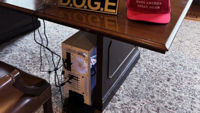 Elon Musk lắp PC chơi game tại văn phòng DOGE