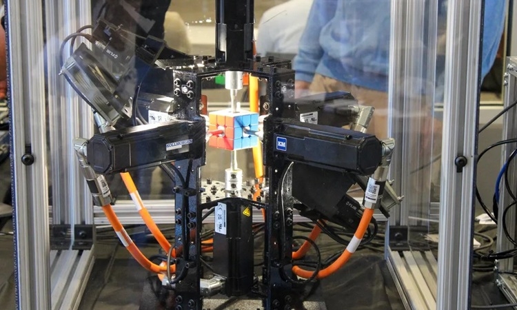 Robot giải khối rubik nhanh nhất thế giới Robot giải khối rubik nhanh nhất thế giới