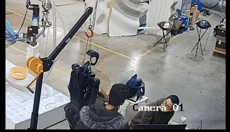 Robot Unitree H1 ‘tấn công’ kỹ sư Robot Unitree H1 ‘tấn công’ kỹ sư