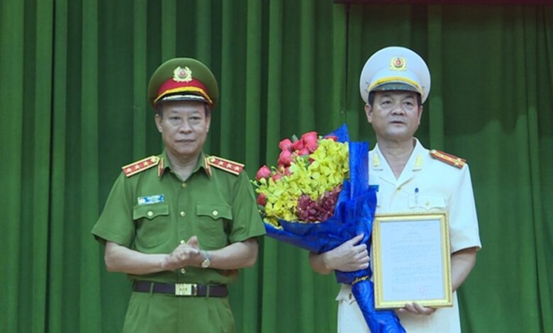Hai người bị bắt vì đăng tin tướng công an bảo kê đường dây đánh bạc Hai người bị bắt vì đăng tin tướng công an bảo kê đường dây đánh bạc
