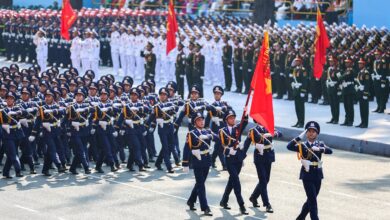 Quân đội Việt Nam mải diễu binh, lo kiếm tiền, quên cải cách