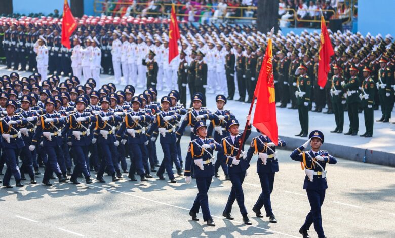 Quân đội Việt Nam mải diễu binh, lo kiếm tiền, quên cải cách Quân đội Việt Nam mải diễu binh, lo kiếm tiền, quên cải cách