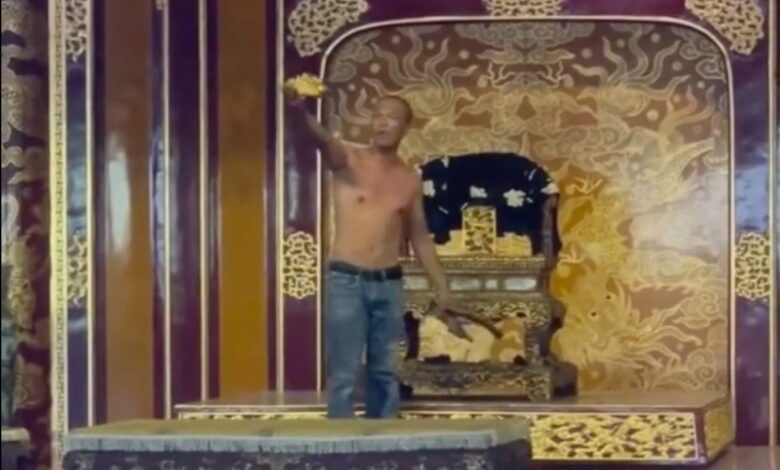Ngai vua thua ghế quan cộng sản Ngai vua thua ghế quan cộng sản