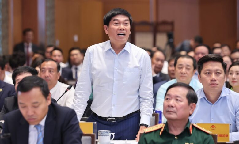 Chủ tịch Hòa Phát gián tiếp phản bác đề xuất làm đường sắt cao tốc của VinGroup Chủ tịch Hòa Phát gián tiếp phản bác đề xuất làm đường sắt cao tốc của VinGroup