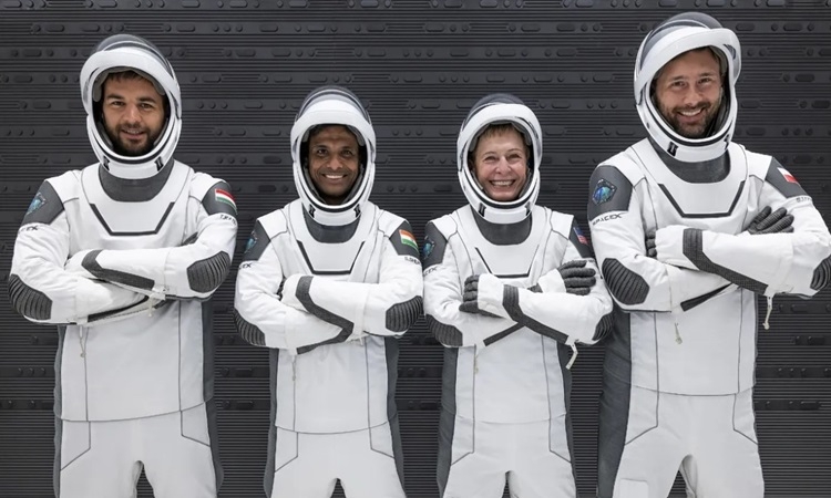 Tàu SpaceX chở 4 phi hành gia tư nhân lên trạm ISS Tàu SpaceX chở 4 phi hành gia tư nhân lên trạm ISS