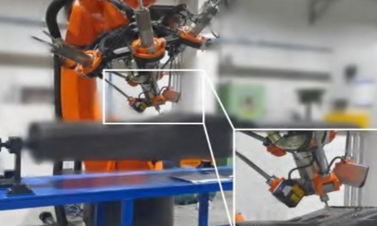 Robot thay thế công nhân lành nghề ở nhà máy drone Robot thay thế công nhân lành nghề ở nhà máy drone