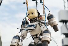Robot hình người biết bay đầu tiên