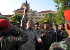 Hun Sen kêu gọi góp tiền ‘chống Thái Lan xâm lược’, mở hàng 2 tỷ đồng Hun Sen kêu gọi góp tiền ‘chống Thái Lan xâm lược’, mở hàng 2 tỷ đồng