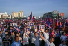Người Campuchia xuống đường ủng hộ cha con Hun Sen, thách thức Thái Lan