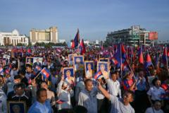 Người Campuchia xuống đường ủng hộ cha con Hun Sen, thách thức Thái Lan Người Campuchia xuống đường ủng hộ cha con Hun Sen, thách thức Thái Lan