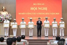Ông Tô Long được trao huân chương sau khi lên làm Cục trưởng