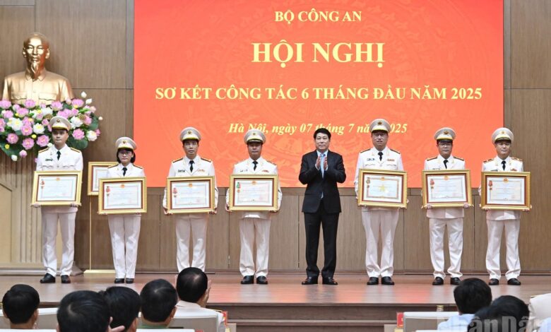 Ông Tô Long được trao huân chương sau khi lên làm Cục trưởng Ông Tô Long được trao huân chương sau khi lên làm Cục trưởng