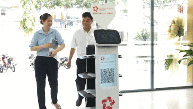 Robot hỗ trợ người dân làm thủ tục hành chính ở TP HCM