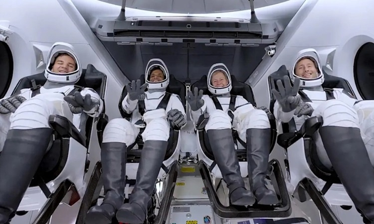 Tàu SpaceX chở 4 phi hành gia tư nhân trở về Trái Đất Tàu SpaceX chở 4 phi hành gia tư nhân trở về Trái Đất