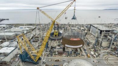 Cần cẩu lớn nhất thế giới nâng mái vòm 245 tấn