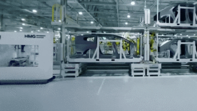Bên trong nhà máy 750 robot hoạt động