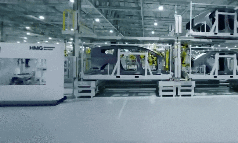 Bên trong nhà máy 750 robot hoạt động