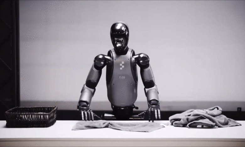 Robot Mỹ thu hút vì gấp khăn khéo như người