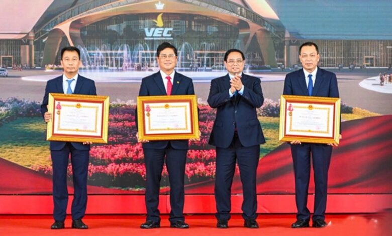 Tô Lâm tặng huân chương cho Vingroup, EVN ‘dằn mặt’ công luận