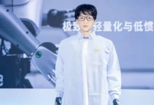 Robot hình người đầu tiên học tiến sĩ