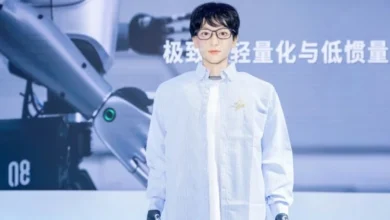 Robot hình người đầu tiên học tiến sĩ