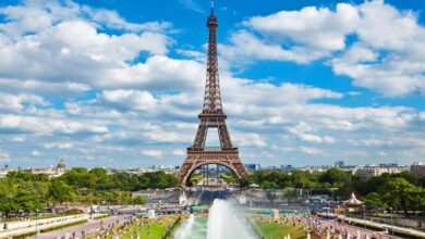 Tại sao tháp Eiffel cao lên vào mỗi mùa hè?