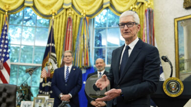 CEO Apple tặng quà ‘độc nhất vô nhị’ cho ông Trump