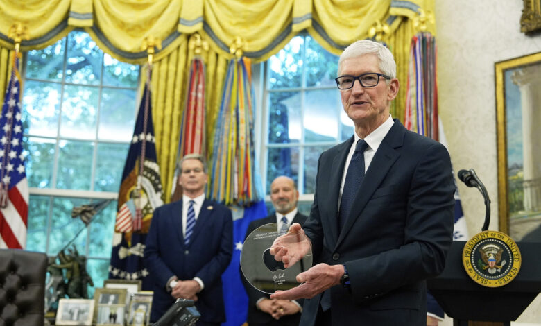 CEO Apple tặng quà ‘độc nhất vô nhị’ cho ông Trump