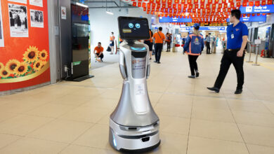 Robot lễ tân lần đầu phục vụ tại metro TP HCM