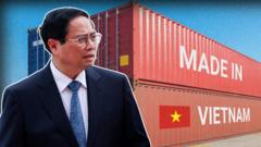 Thách thức nào chờ đón Việt Nam khi nội tệ giảm giá, thuế quan tăng?