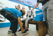 Robot hình người Trung Quốc gây chú ý khi dạo phố tại Mỹ